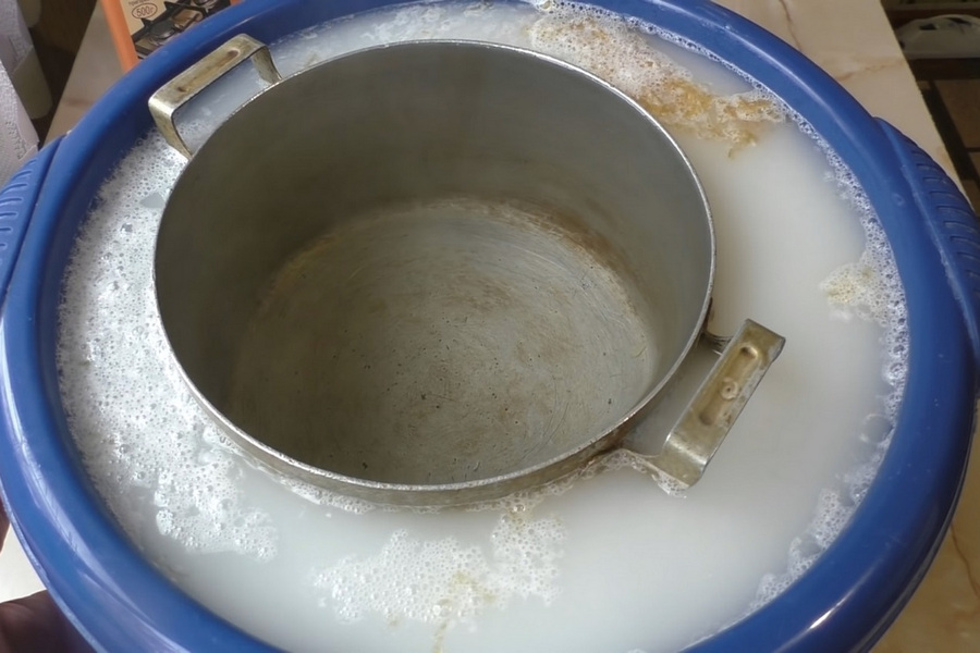 Remojar una sartén de aluminio en una solución jabonosa antes de limpiarla.