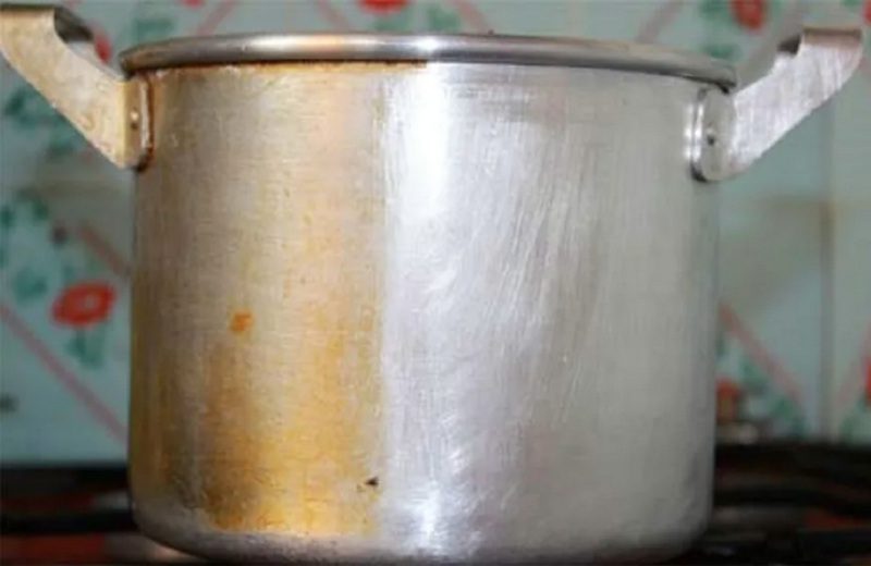 Sartén de aluminio sucia: antes y después.